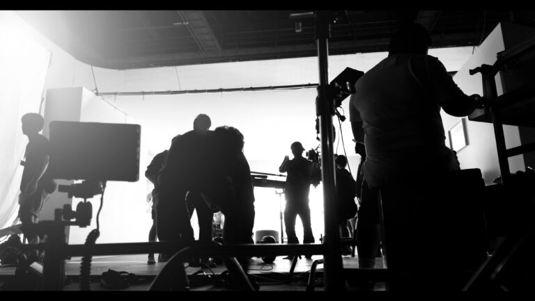 Equipe de filmagem da Buffalo Digital em estúdio, em contraluz