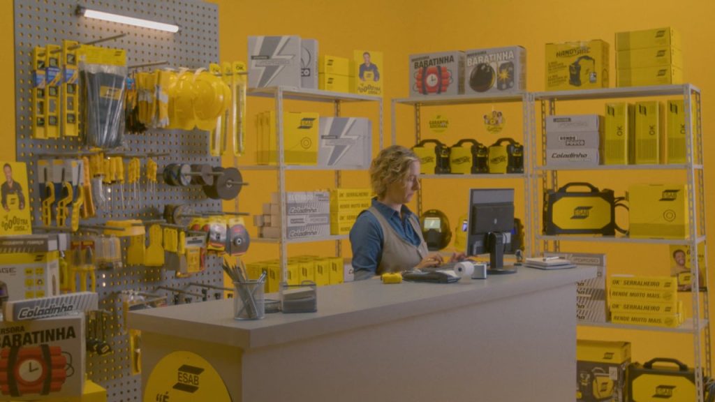 Frame de abertura do vídeo: ESAB OUTRA COISA - Ano 2